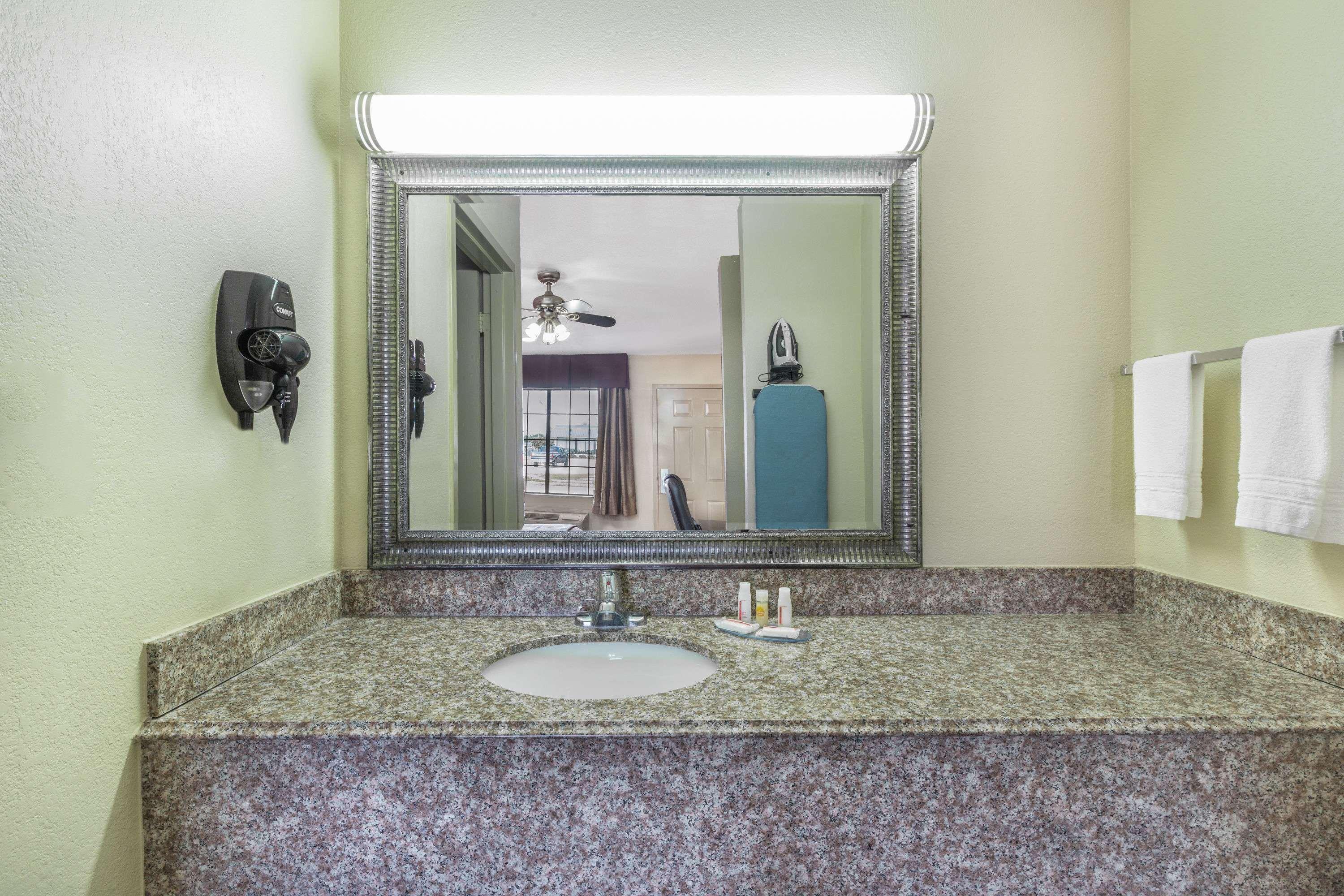 Days Inn By Wyndham Rayville Bagian luar foto
