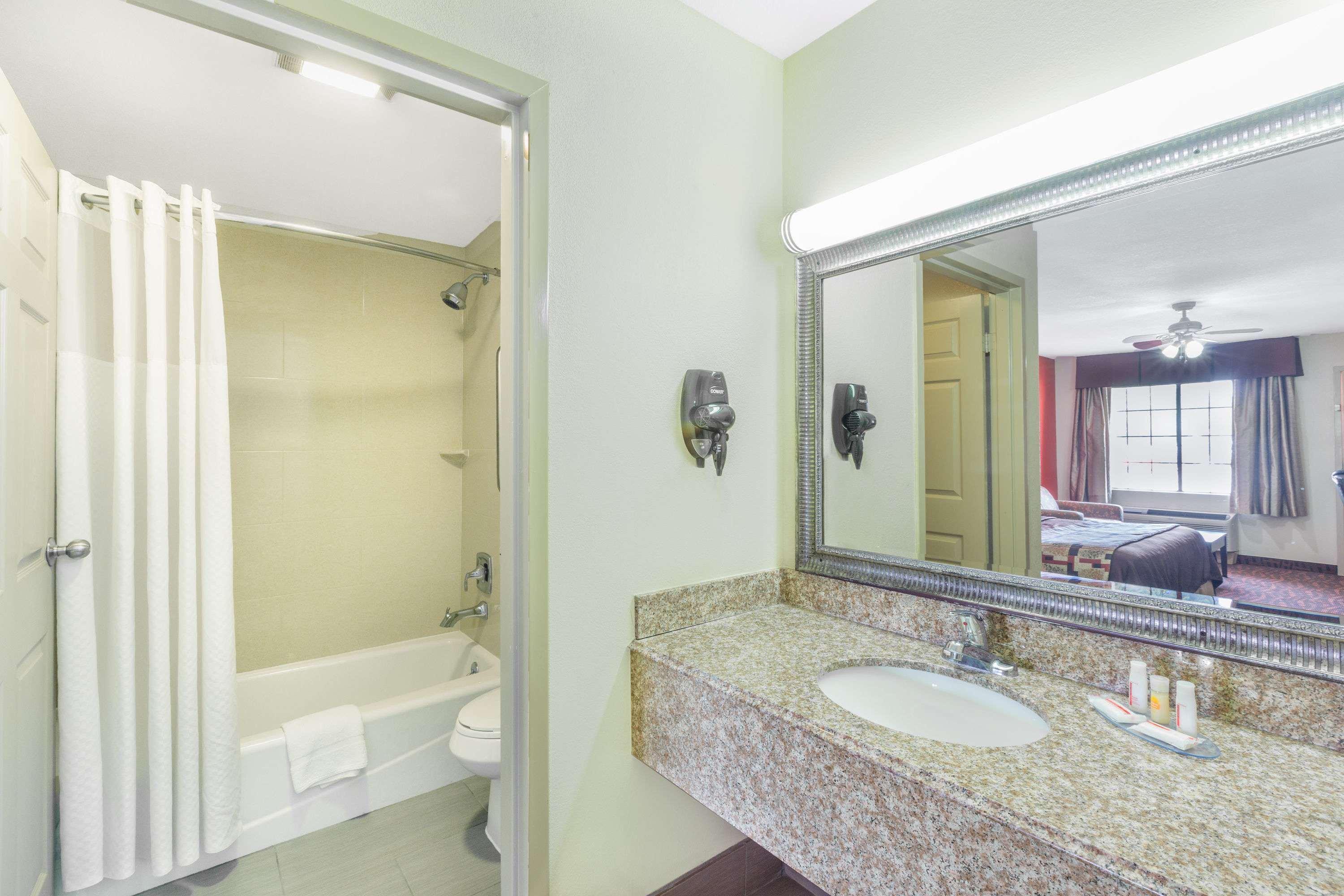 Days Inn By Wyndham Rayville Bagian luar foto