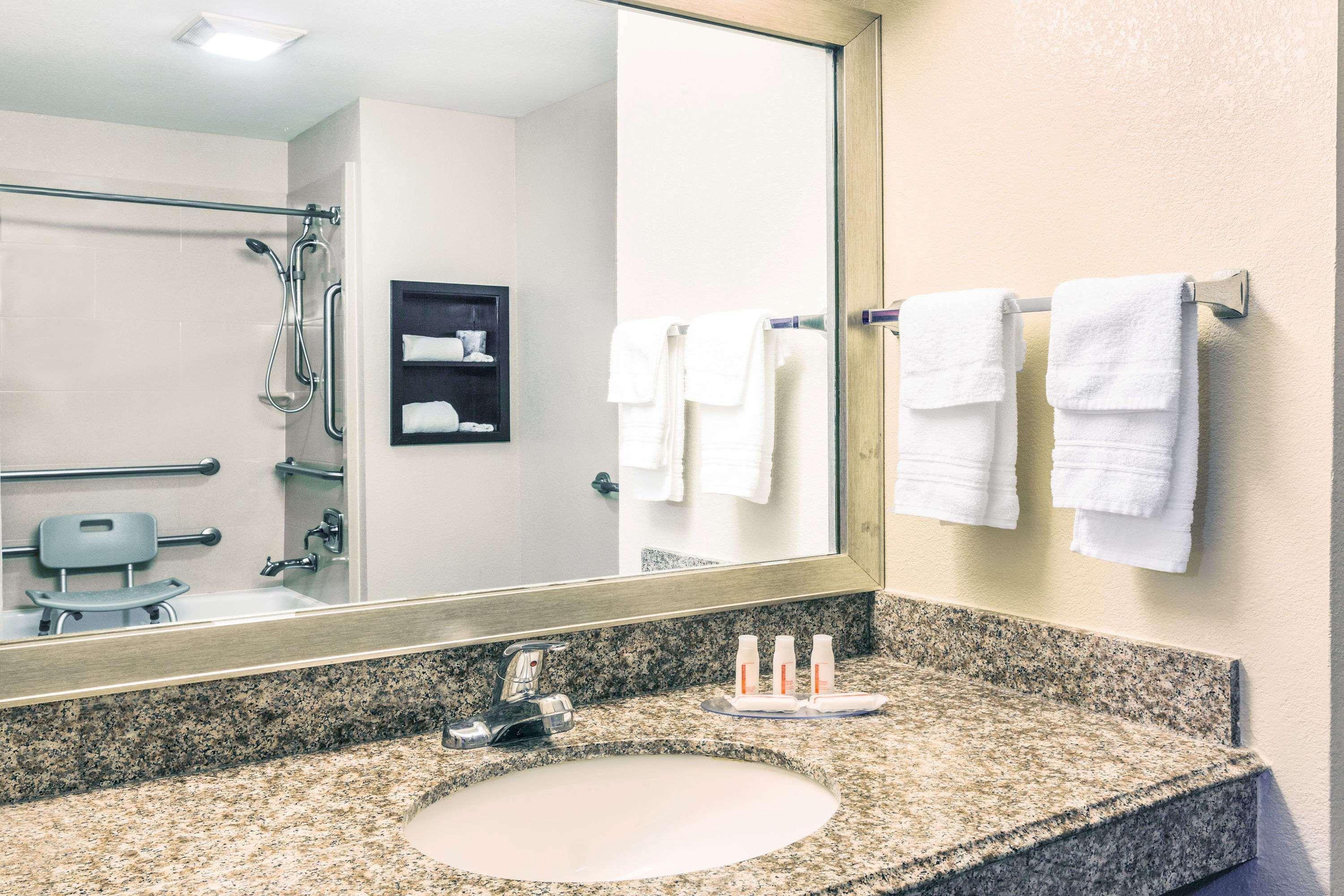 Days Inn By Wyndham Rayville Bagian luar foto