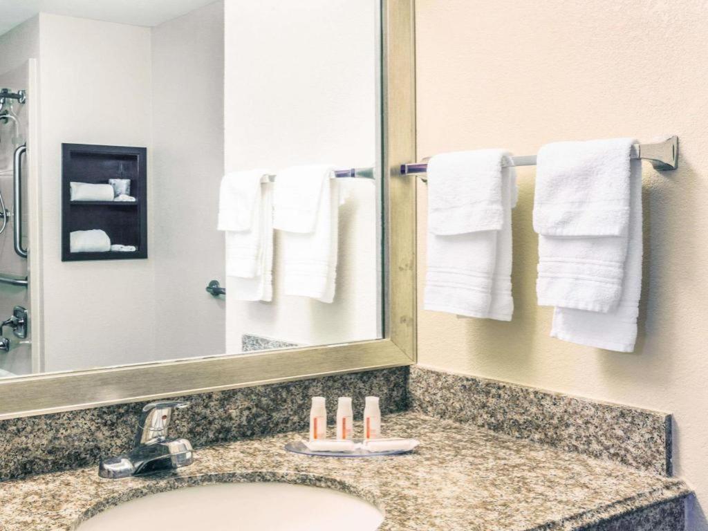 Days Inn By Wyndham Rayville Bagian luar foto
