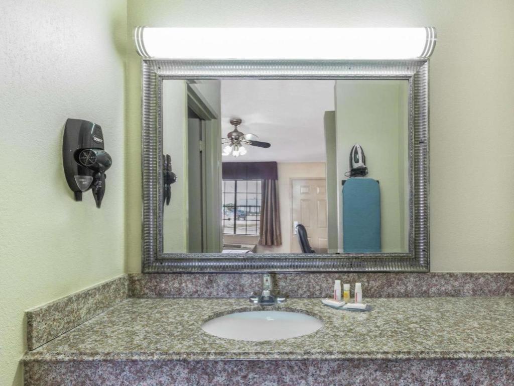 Days Inn By Wyndham Rayville Bagian luar foto