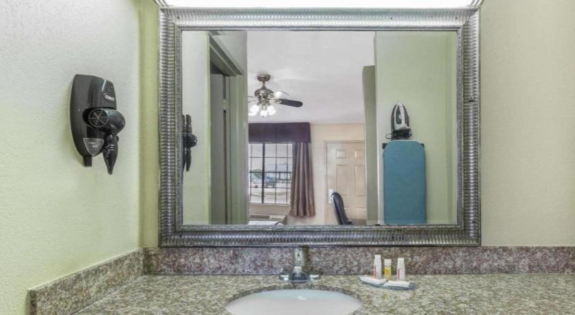 Days Inn By Wyndham Rayville Bagian luar foto