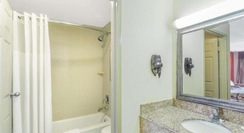 Days Inn By Wyndham Rayville Bagian luar foto